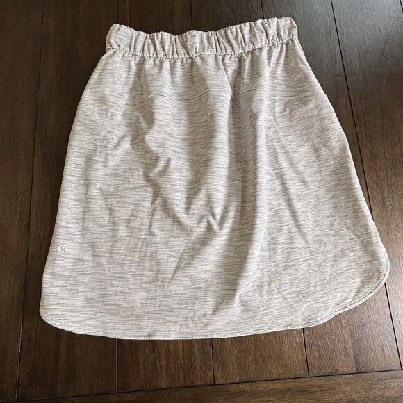 Lululemon On the Fly Skirt Size 8 Gray & White Tennis Outdoor Sports NEW! - Picture 2 of 7